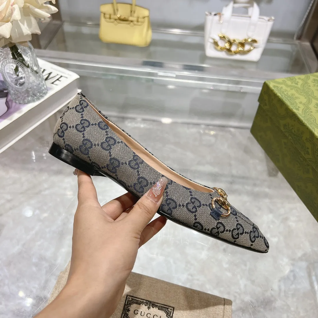 👟👟Ex-factory price 440👟👟 (genuine leather sole +40) Gucci Original GG canvas adds dazzling essence to these slingback pumps. Brown leather piping and light gold-toned hardware are complemented by beige and brown graphics. The pointed toe, elasticated straps and low heel all work together to create a comfortable fit. Upper: Made of first-layer imported patent cowhide/sheepskin lining. Outsole: Rubber non-slip outsole/genuine leather outsole. Size: 35-42 (34/41 42 customized, non-refundable)​